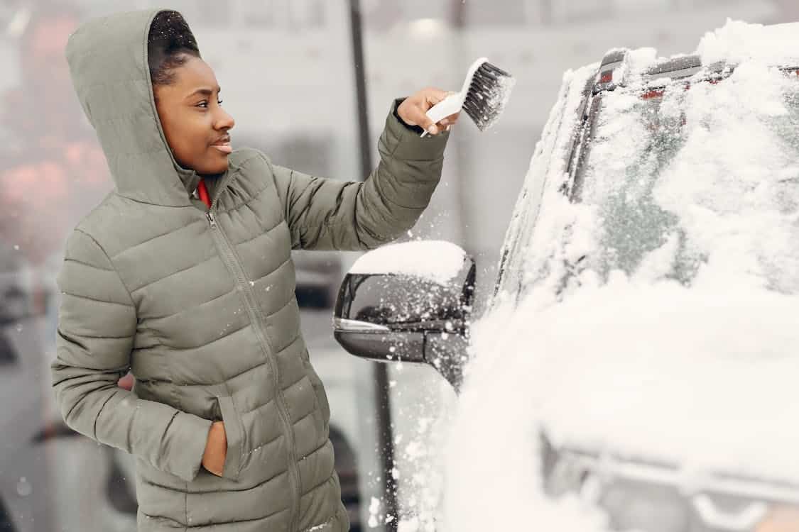 Comment dégivrer rapidement le pare-brise de sa voiture en hiver ?